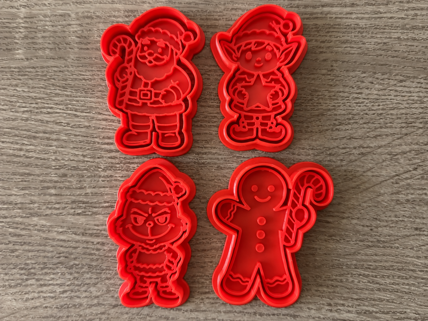 Sada 4 ks vykrajovátek s motivem Santa Clause a vánočních skřítků.