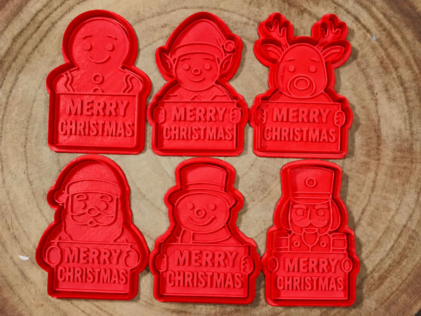 Sada 6 ks vykrajovátek s motivem „Merry Christmas“.